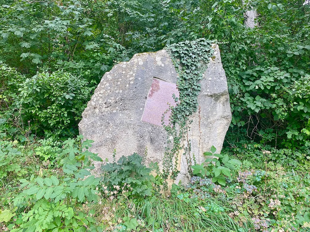 Gedenkstein 25 Jahre Klosterneuburger Höhenstraße.