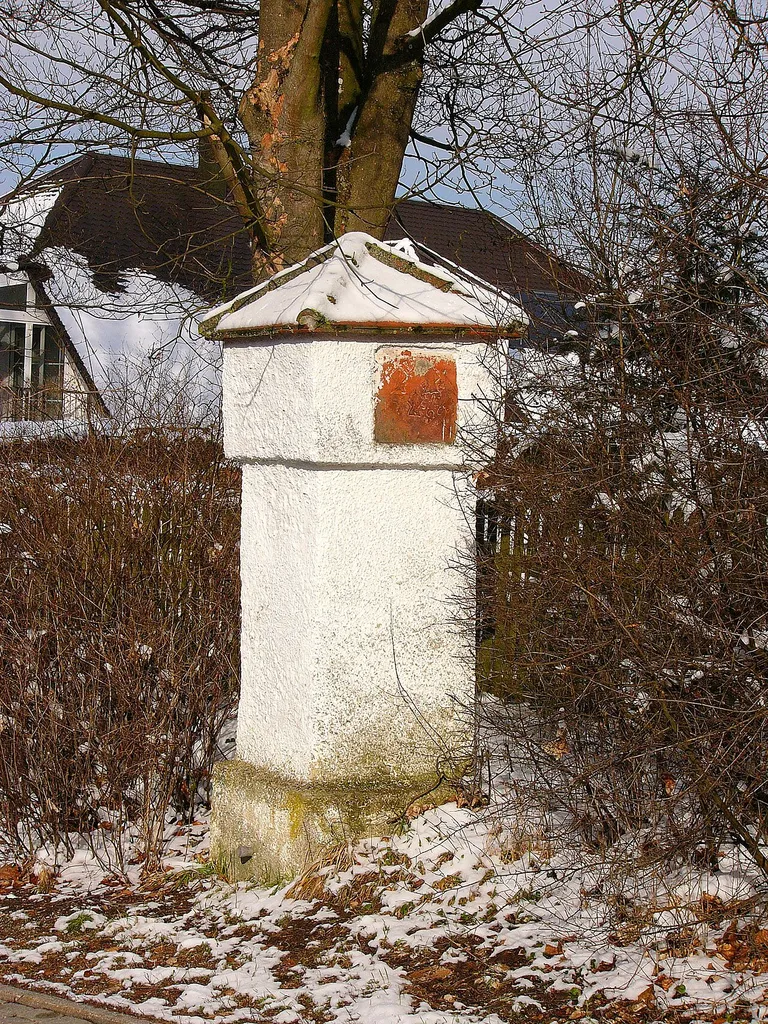 XV. Burgfriedenssäule Landshut, steht am Paul-Pausinger-Weg kurz vor der Einmündung in die Straße Moniberg.