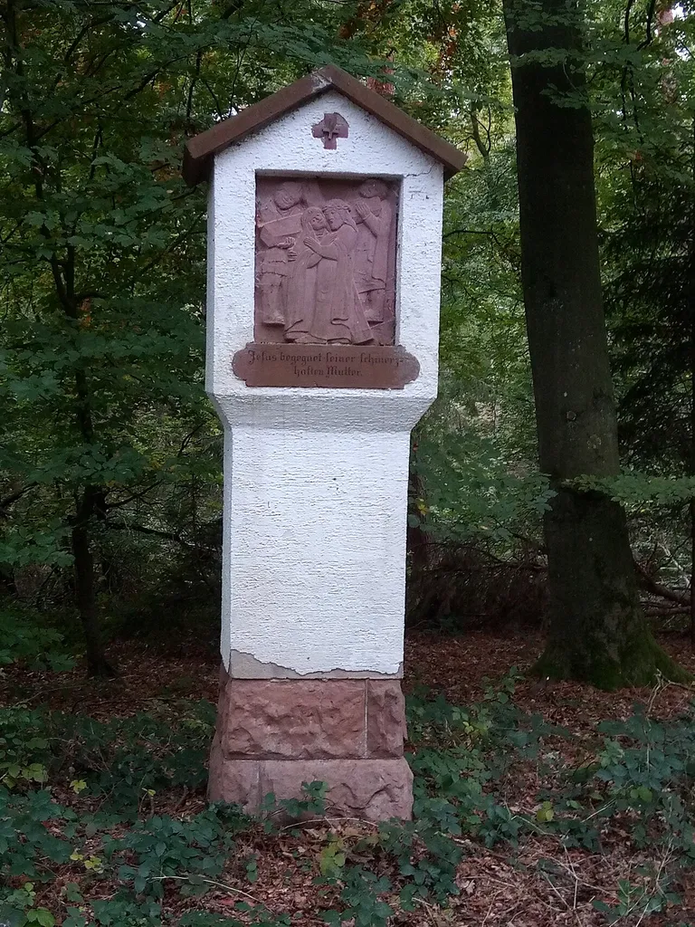 Kreuzwegstation in Aschaffenburg-Obernau mit Kreuzwegreliefs, Ende 20. Jahrhundert This is a picture of the Bavarian Baudenkmal (cultural heritage monument) with the ID D-6-61-000-375 (Wikidata)