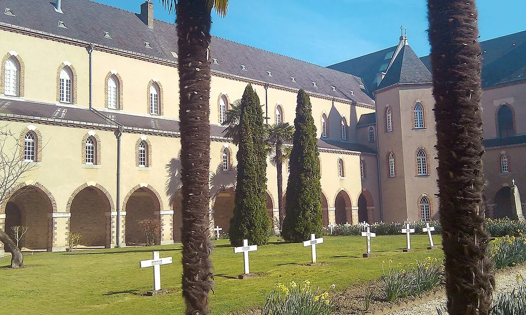 cloitre de l'abbaye de la Couldre à Laval, avec les croix des tombes des moniales