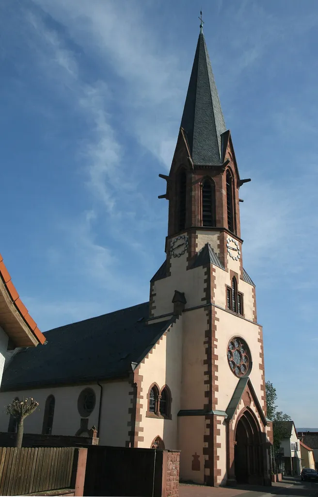 Katholische Pfarrkirche Cathedra Petri, Kirchstraße 22 in Großheubach.