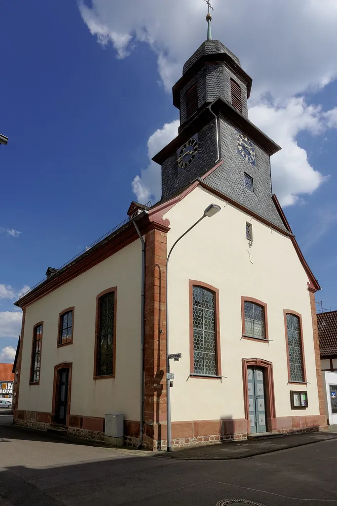Evangelische Kirche in Harreshausen, einem Stadtteil von Babenhausen (Hessen).