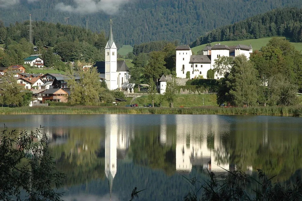 Ansicht von Goldegg über den Goldegger See. Pfarrkirche und rechts Schloss Goldegg.