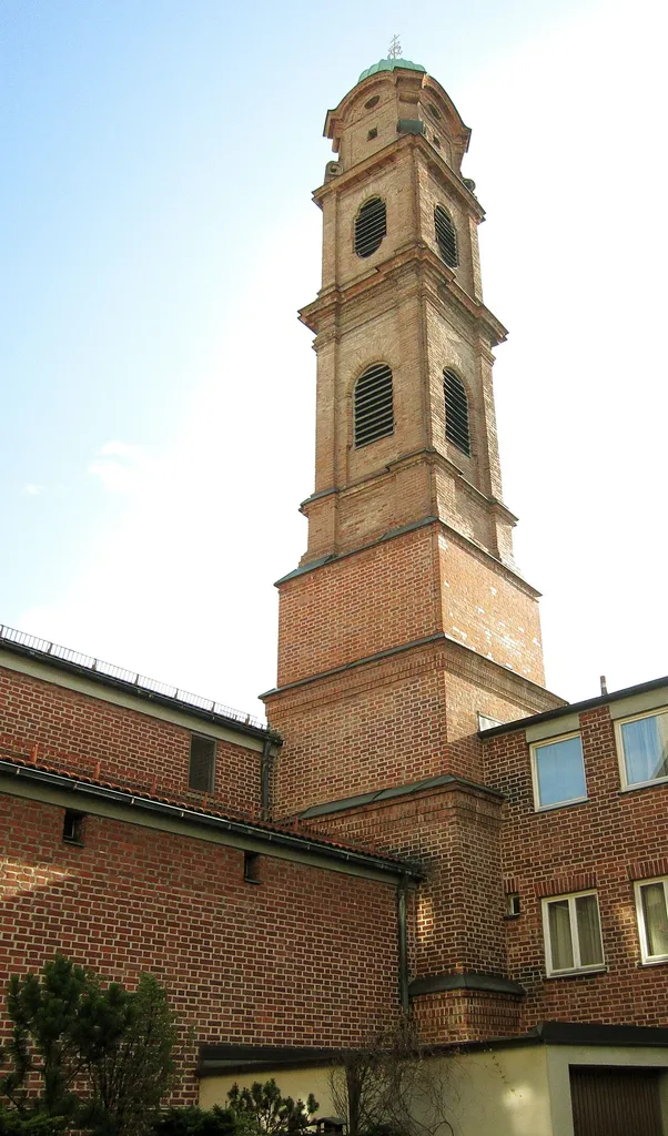 München, Herzogspitalstraße 7; Turm der Kath. Herzogspitalkirche, nach Kriegszerstörung der Kirche moderner Neubau, vom alten Bau ist nur der im Hof stehende barocke Turm erhalten, 1727 von Johann Baptist Gunezrainer.