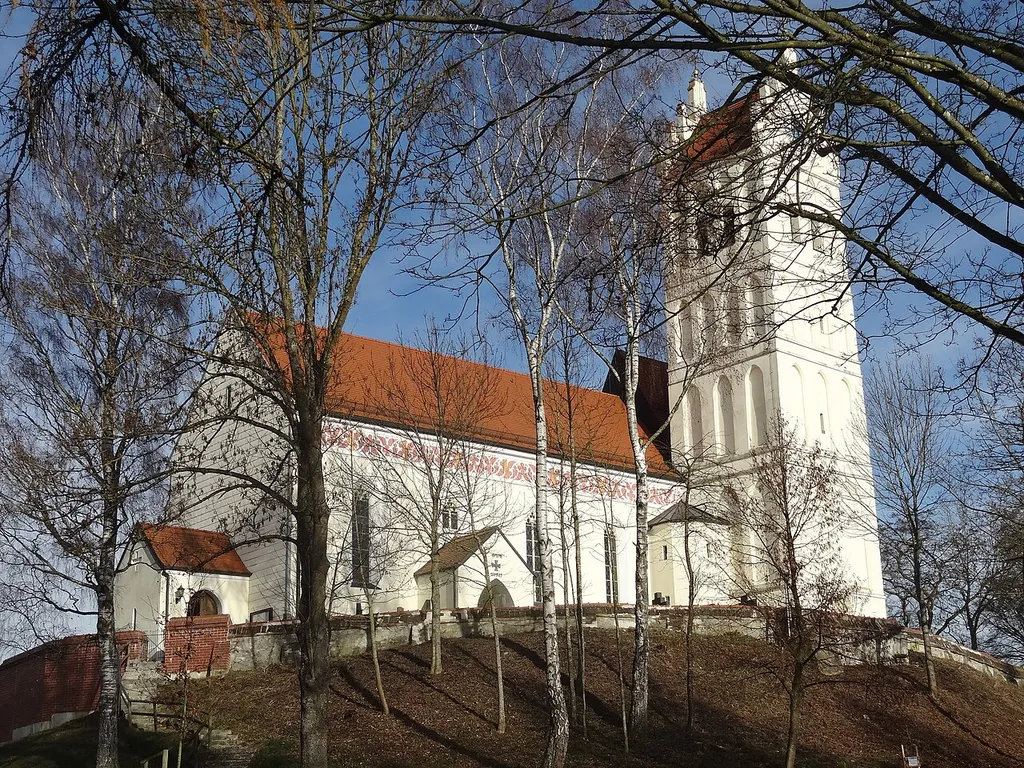 Katholische Pfarrkirche St. Georg in Eugenbach mit Mauer; Südansicht vom steilen Fußweg zur Kirche aus aufgenommen