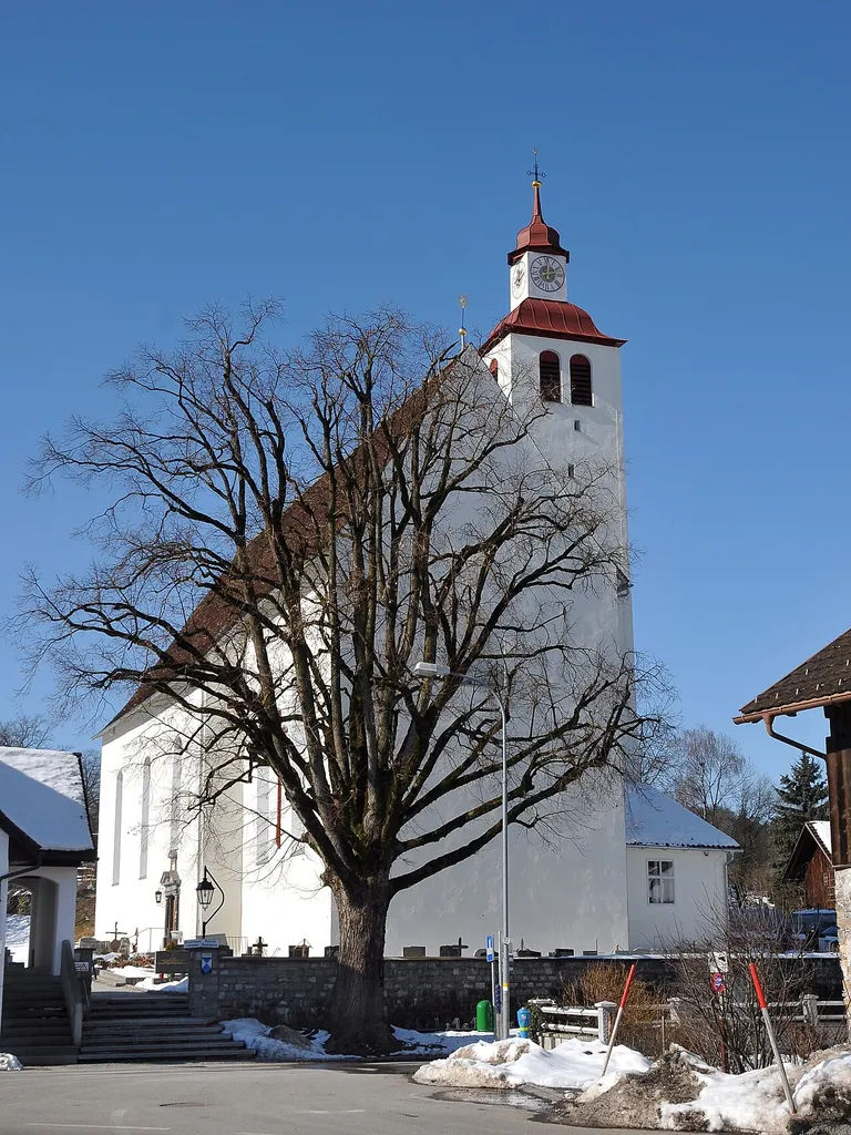 Kath. Pfarrkirche hl. Jakobus d. Ä. und Friedhof an der Alten Landstraße in Bludesch.