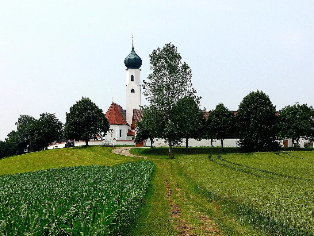 Katholische Filialkirche St Michael, spätgotische Saalkirche, Langhausmauern z. T. romanisch, Ausbau im 15. und 17. Jahrhundert; mit Ausstattung; Friedhofsummauerung.