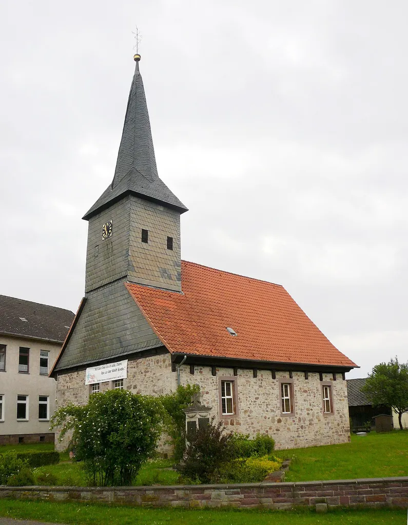 Ev.-luth. Christophoruskirche (lt. Denkmaltopograhie St. Christopheri) in Wahmbeck, Flecken Bodenfelde. Einfacher rechteckiger Saalbau aus Bruchsteinmauerwerk mit verschiefertem, dachreiterähnlichem Westturm. Datierungen an der Tür auf der Nordseite 1507 und 1637, heutige Gestalt nach dem Dreißigjährigen Krieg.