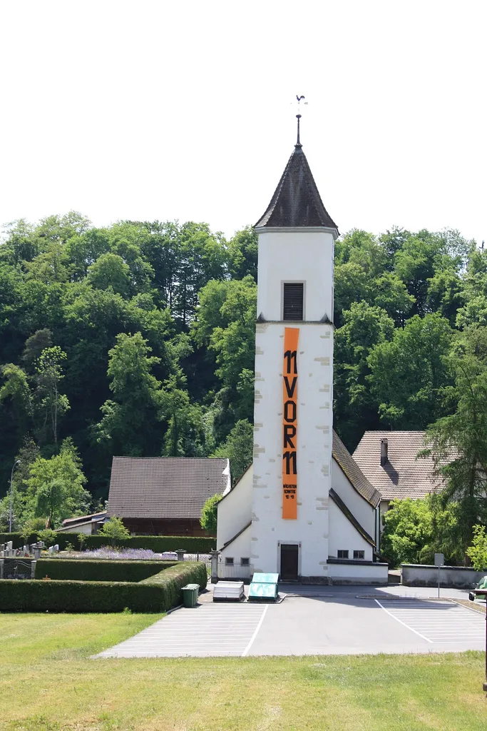 Reformierte Kirche Tegerfelden mit Werbebanner für den 11vor11-Gottesdienst