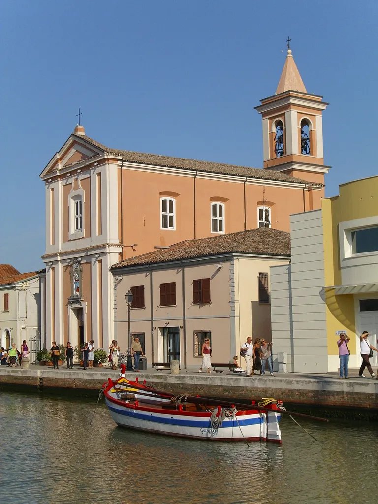 Imbarcazioni in uno dei canali di Cesenatico e chiesa parrocchiale di San Giacomo Apostolo