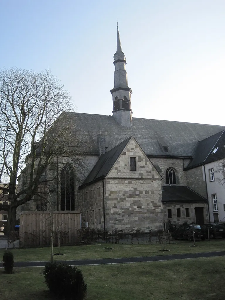 Das Foto zeigt die Rückseite der Agneskirche in Hamm.