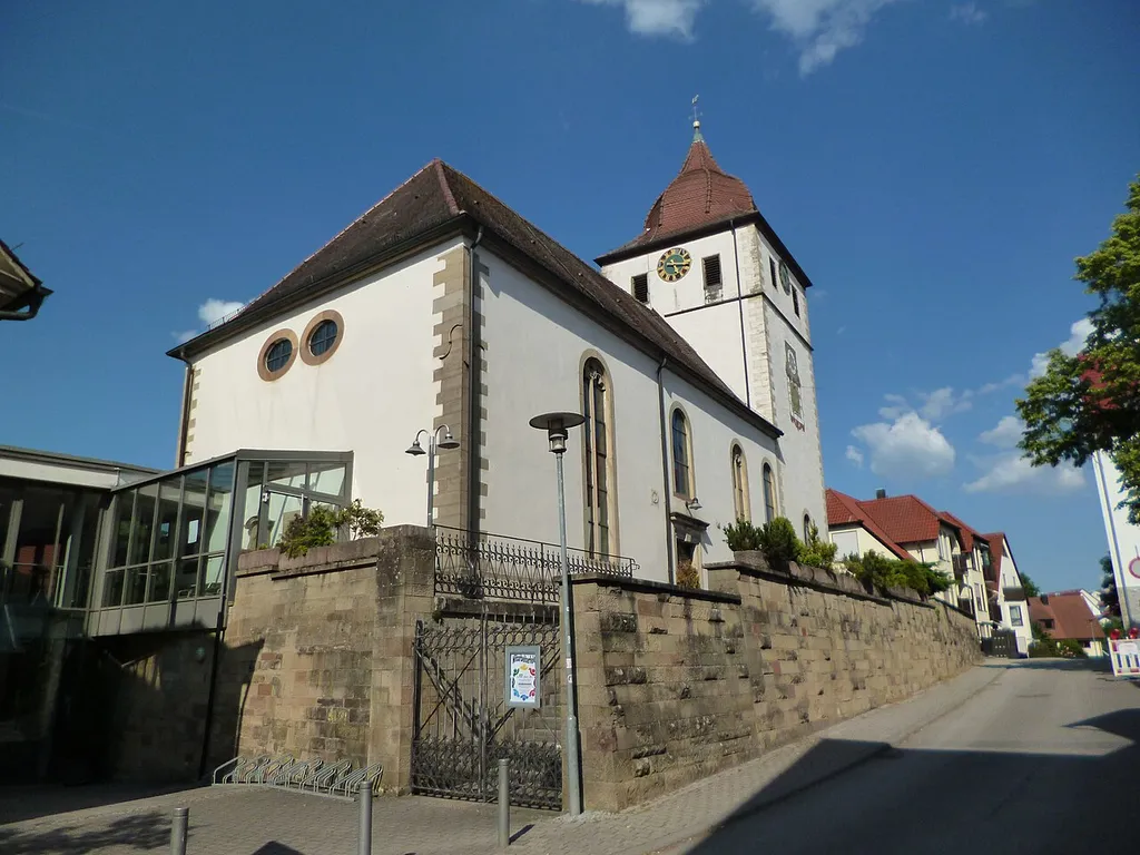 Evangelische Pfarrkirche St. Peter in der Schlossstr. 3 in Sersheim aus dem 13. Jahrhundert, Schiff 17./18. Jahrhundert verändert Geschützt nach § 2 DSchG