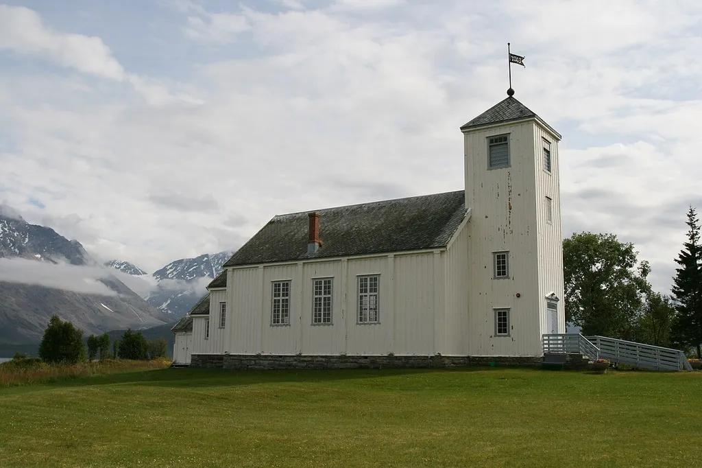 Ullsfjord kirke i Troms. Arkitekter: Christian Heinrich Grosch og Knudtzon.