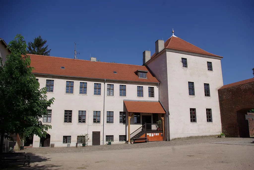 Friedland, Niederlauzitz in Brandenburg. Die Burg im Ort steht unter Denkmalschutz. Der Blick geht auf die Gebäude vor uns der Hof der Burg.