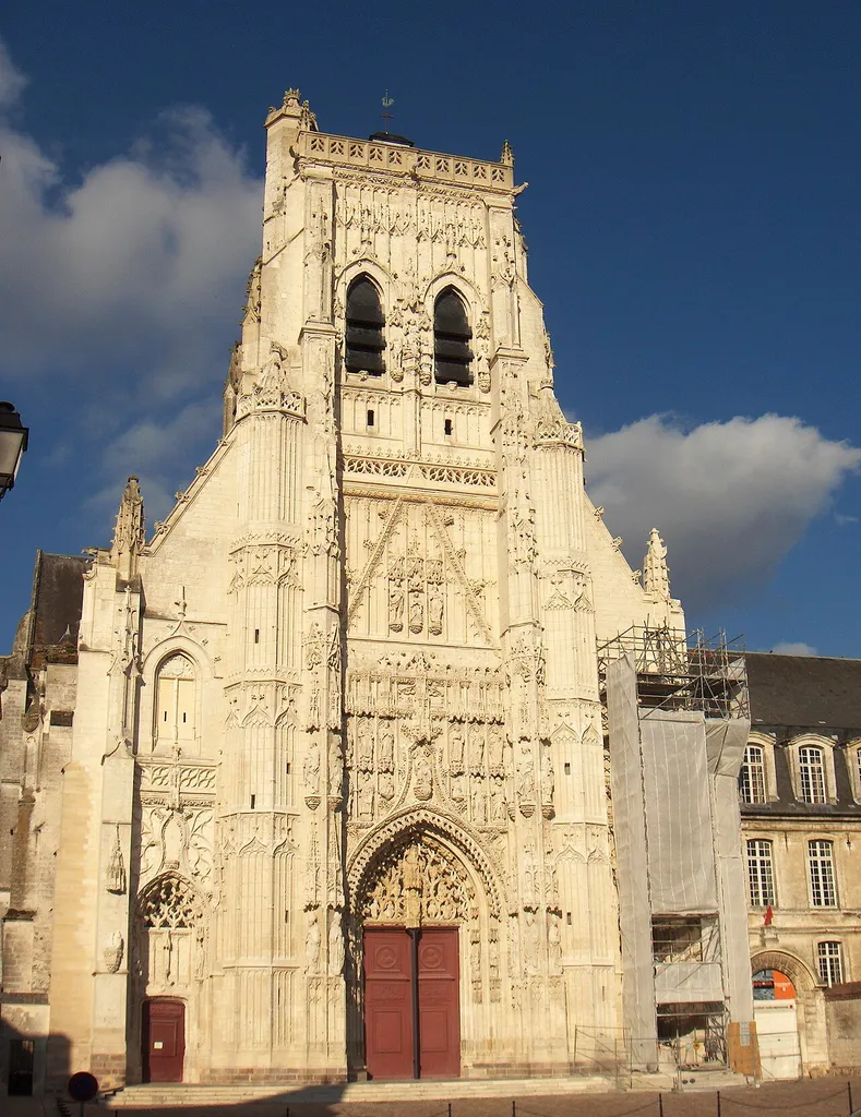 Saint-Riquier (Frankreich, Dept. Somme), ehemalige Abteikirche, spätgotisch (13. - 16. Jh.); heute Pfarrkirche.