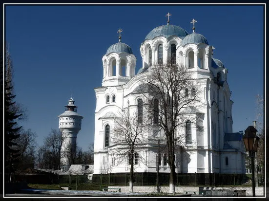 Трьох-Анастасіївська церква та водонапірна башта у місті Глухові Сумської області.