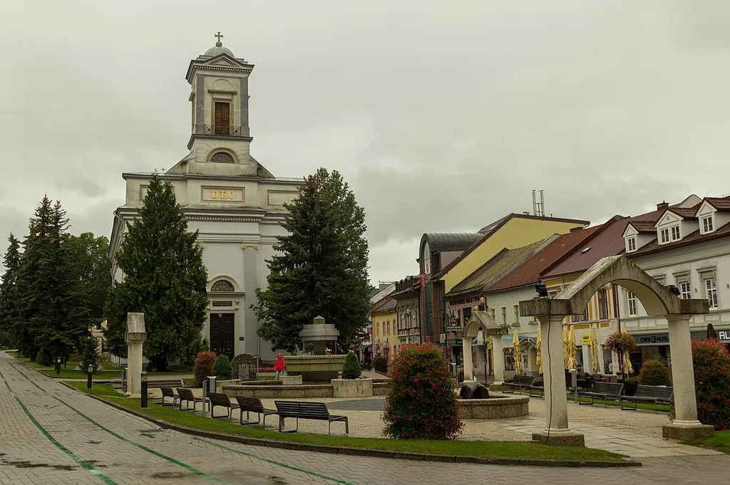 Ewangelicki, klasycystyczny kościół św Trójcy w Popradzie wraz z fragmentem placu św. Idziego. Na fasadzie widzimy inskrypcję "Deo posuit coetus evangelicus anno 1834"