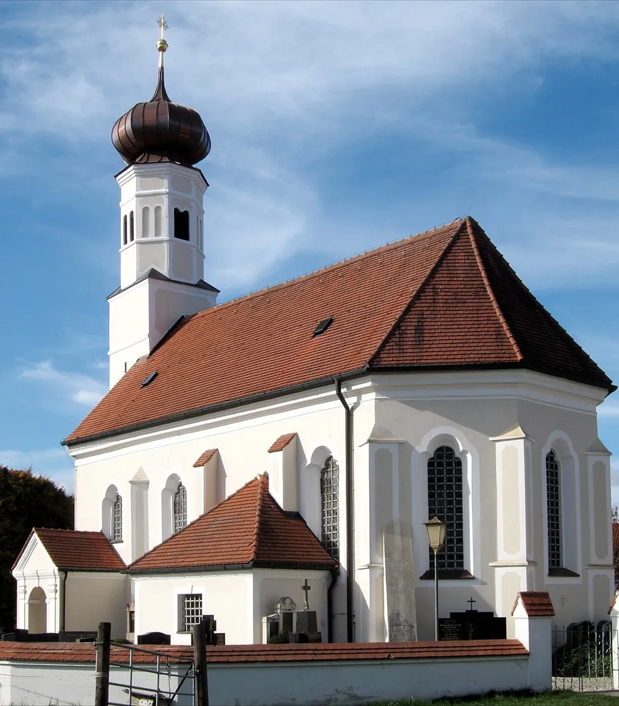 Katholische Filialkirche St. Martin; Saalbau mit polygonalem Chorabschluss, angefügter Sakristei und Zwiebelturm, erbaut um 1500, barockisiert erste Hälfte 18. Jahrhundert; mit Ausstattung.