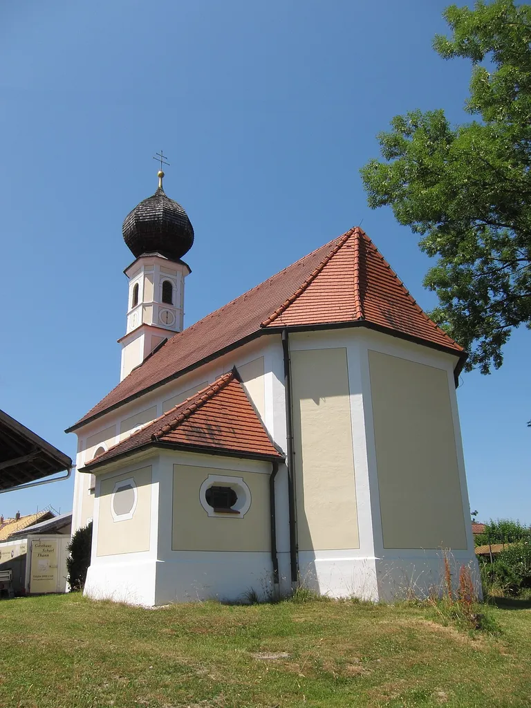 Thann 21; katholische Filialkirche St. Nikolaus, kleiner Barockbau mit angefügter Sakristei und Westturm mit Zwiebelhaube, 1746 verändert.