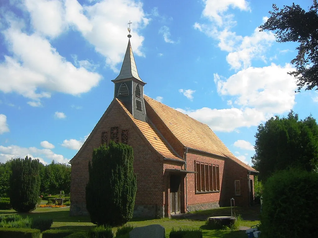 Blick auf die Kirche in Gresenhorst, ein Ortsteil von Marlow in Mecklenburg-Vorpommern; Blickrichtung vom Parkplatz aus