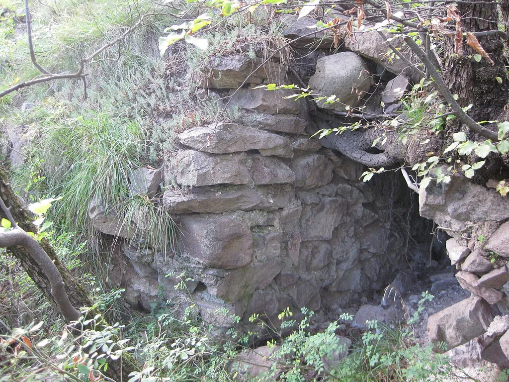 Spärliche Mauerreste der alten Burg Weineck (auch Weinegg geschrieben) am Virgl in Bozen (Südtirol)
