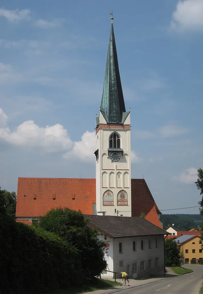 Katholische Pfarrkirche St. Wolfgang, bedeutender zweischiffiger Wandpfeilerbau mit Seitenkapelle, polygonalem Chorschluss, angefügter Sakristei und Chorflankenturm, Seitenkapelle Anfang 15. Jahrhundert, Hauptbau 1439–77, 1679 barockisiert; mit Ausstattung; Friedhofsmauer mit Eingangspfeilern; Kriegergedächtnisstätte, neobarocke Nischenkapelle mit Satteldach, nach 1918.
