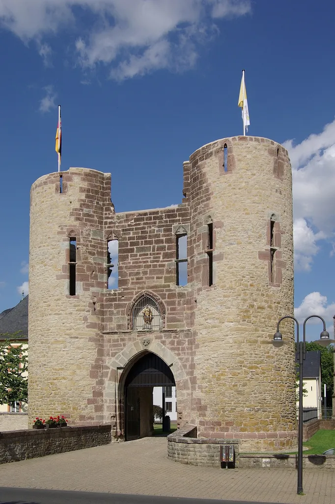 Welschbillig, gotischer Torbau der ehemaligen erzbischöflichen Wasserburg, 13. Jahrhundert, 1673 zerstört