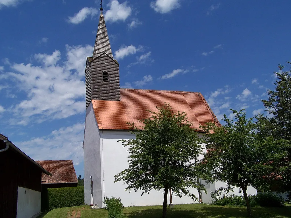 Pramersbuch 21. Kath. Filialkirche St. Peter und Paul, barocker Saalbau mit Dachreiter, 17. Jh., Türmchen von 1906; mit Ausstattung.