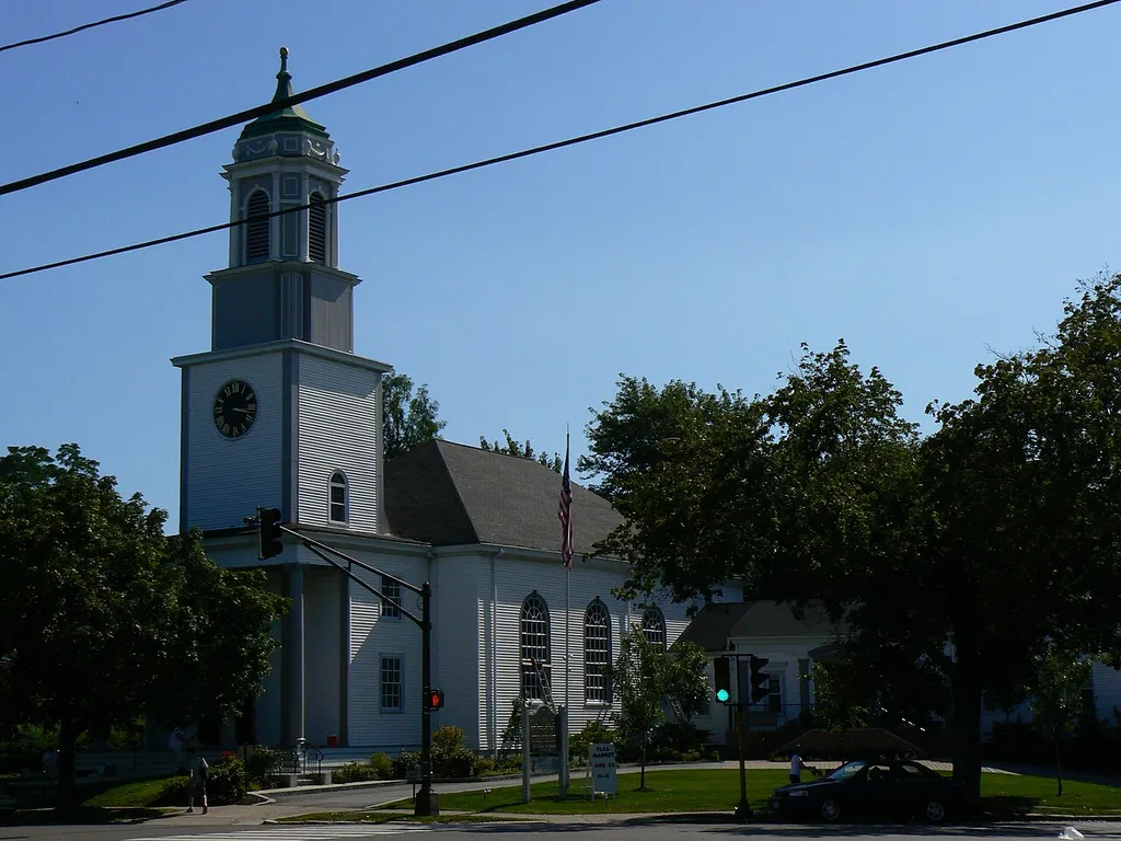 A photo of the historic Calvary Methodist Church in Arlington, Massachusetts. Its steeple was designed by Charles Bulfinch.