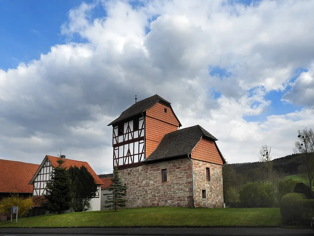 Die evangelische Pfarrkirche Friemens ist ein kleiner spätgotischer Bau mit massivem Untergeschoß von 1498. Der markante zweigeschossige Fachwerkturm wurde 1718 aufgesetzt und in gleicher Zeit wurde auch das Kirchenschiff verändert. Wegen ihrer künstlerischen, baulichen und geschichtlichen Bedeutung ist die Kirche ein geschütztes Kulturdenkmal.