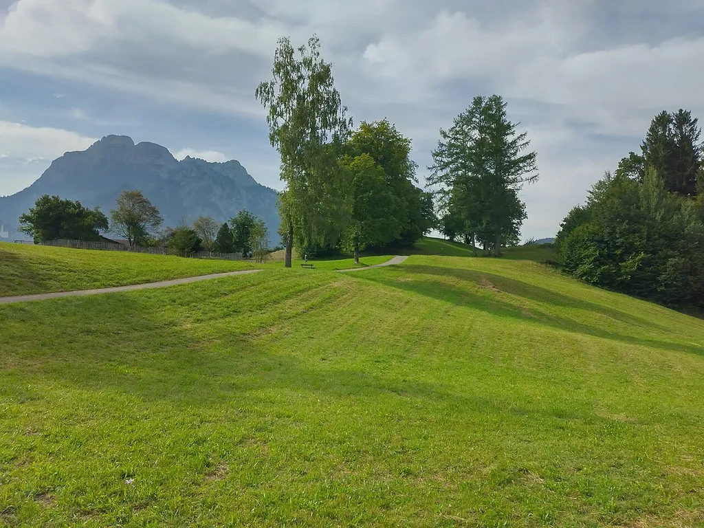 Kurpark Schwangau mit Säuling im Hintergrund