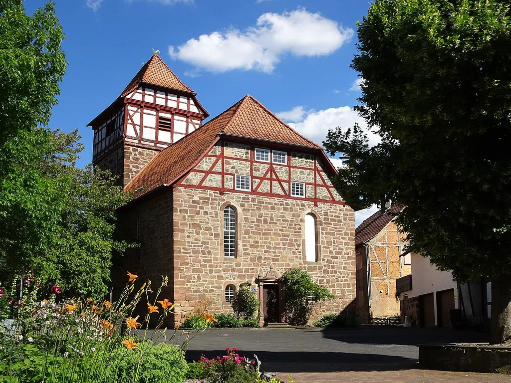 Die evangelische St. Martinskirche Wichmannshausen. Wichmannshausen ist ein Stadtteil von Sontra im nordhessischen Werra-Meißner-Kreis. Erhalten hat sich der hohe gotische Chorturm aus dem 12. Jahrhundert, mit einer Aufstockung, die in das Jahr 1481 datiert wird.