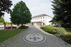 Mosaik vor der Stadtpfarrkirche Bad Leonfelden