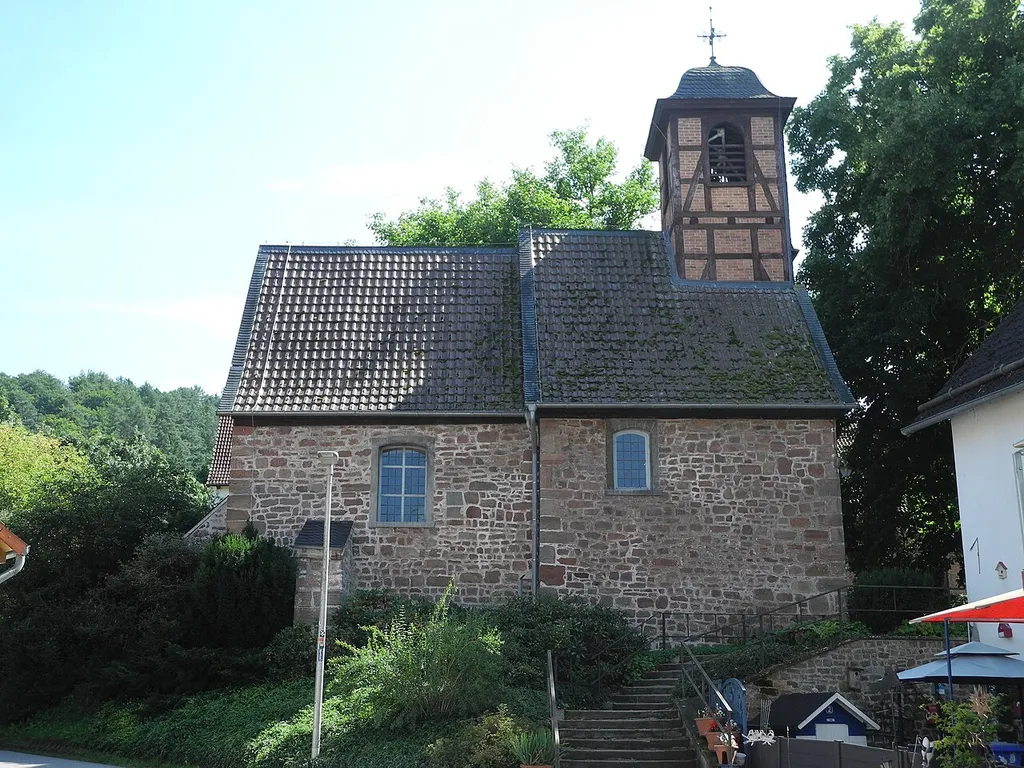 Die romanische Kirche Braunsen, im Landkreis Waldeck-Frankenberg, Hessen, Deutschland. Sandsteingebäude aus Bruchsteinen, im Westen verkürzt, möglicherweise nach Turmeinsturz 1655.
