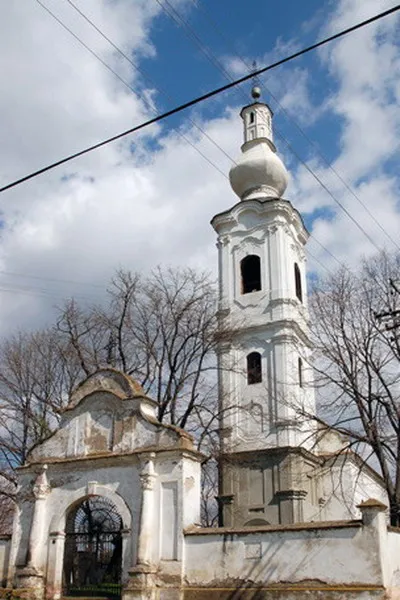 српска Православна црква у Гргуревцима, капија и звоник