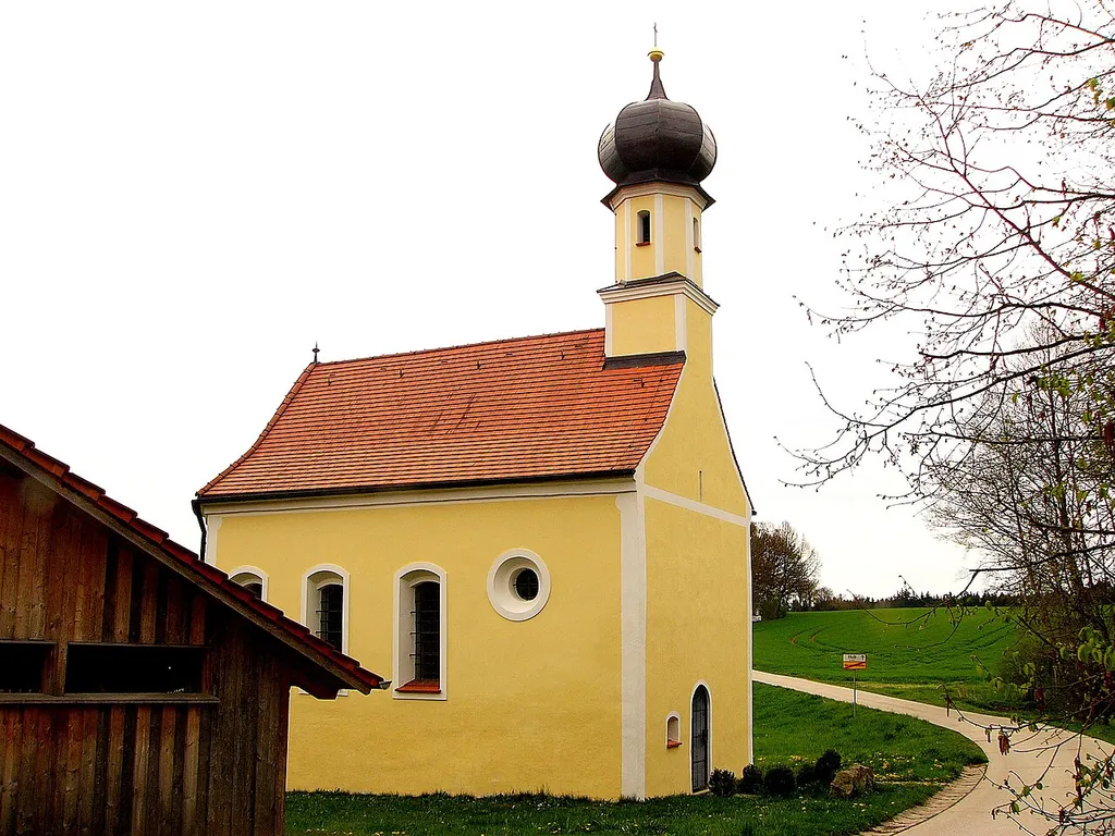 Katholische Kirche St. Rupert Saalkirche, spätgotischer Bau des 15. Jahrhunderts, barock ausgebaut, westlich Dachreiter mit Zwiebelkuppel, mit Putzgliederung; mit Ausstattung.