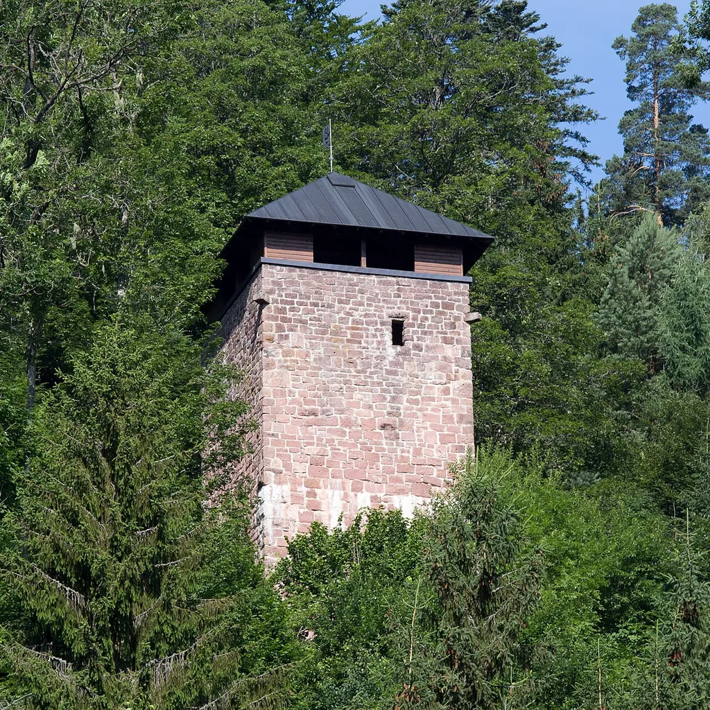 Wiederaufgebauter Bergfried der Fautsburg bei Bad Wildbad im Schwarzwald