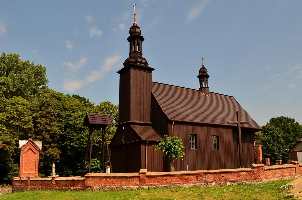 Potulice - drewniany kościół parafialny pw. św. Katarzyny Aleksandryjskiej z 1728 r.