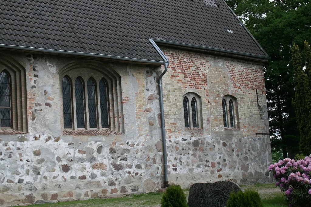 Südliche Außenwand des Chors der Marienkirche Rabenkirchen. Deutlich sichtbar sind die Spuren der verschiedenen Bauphasen.