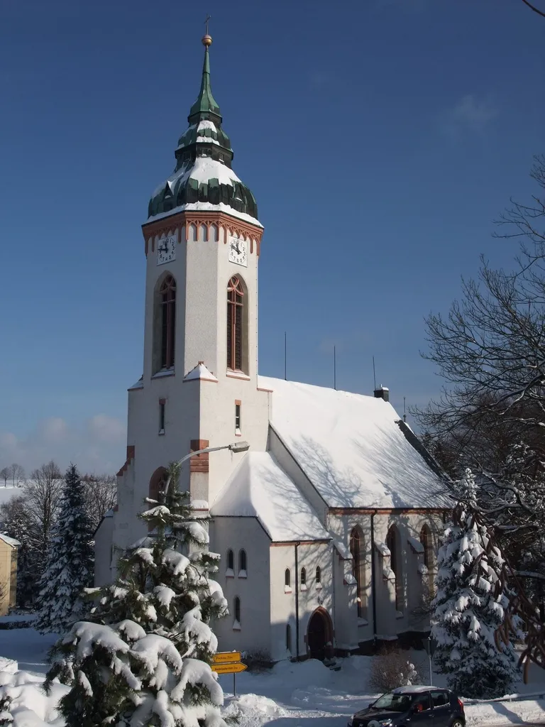Die Heilandskirche in Lauterbach (Erzgebirge) von Südwesten gesehen.