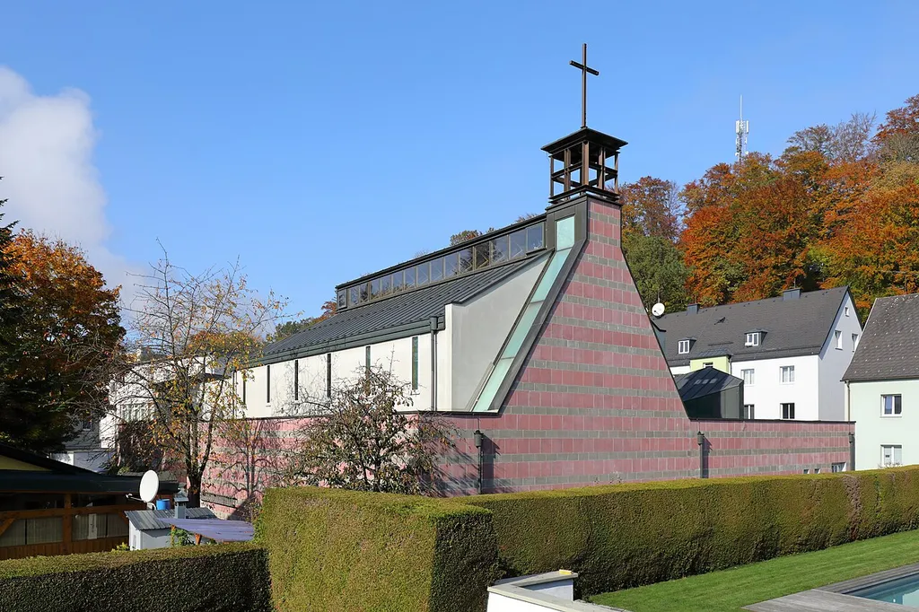 Südostansicht der röm.-kath. Kirche hl. Josef in Steyrermühl, ein Ortsteil der oberösterreichischen Stadtgemeinde Laakirchen.Das Kirchengebäude wurde nach den Plänen des Architektenteams Königsmaier-Schmitzberger von 1988 bis 1990 errichtet und am 28. April 1991 durch Bischof Maximilian Aichern geweiht.