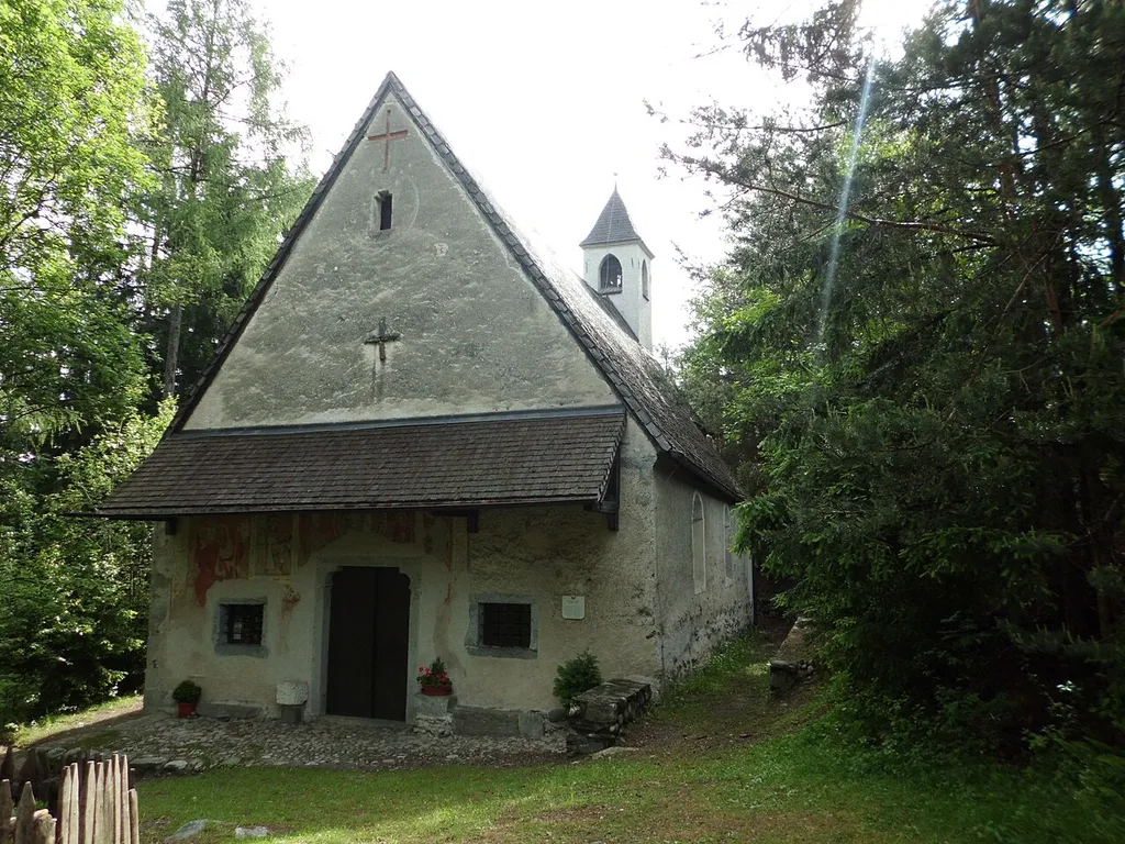 Die Kirche von St. Cyrill bei Tils (Brixen, Südtirol) von Westen gesehen