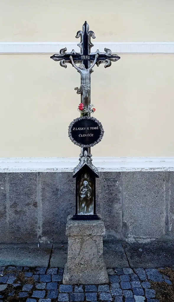 Wayside cross at the church in Mladá Vožice, South Bohemian Region, Czechia – wayside cross at the church in Mladá Vožice (Q80458464)