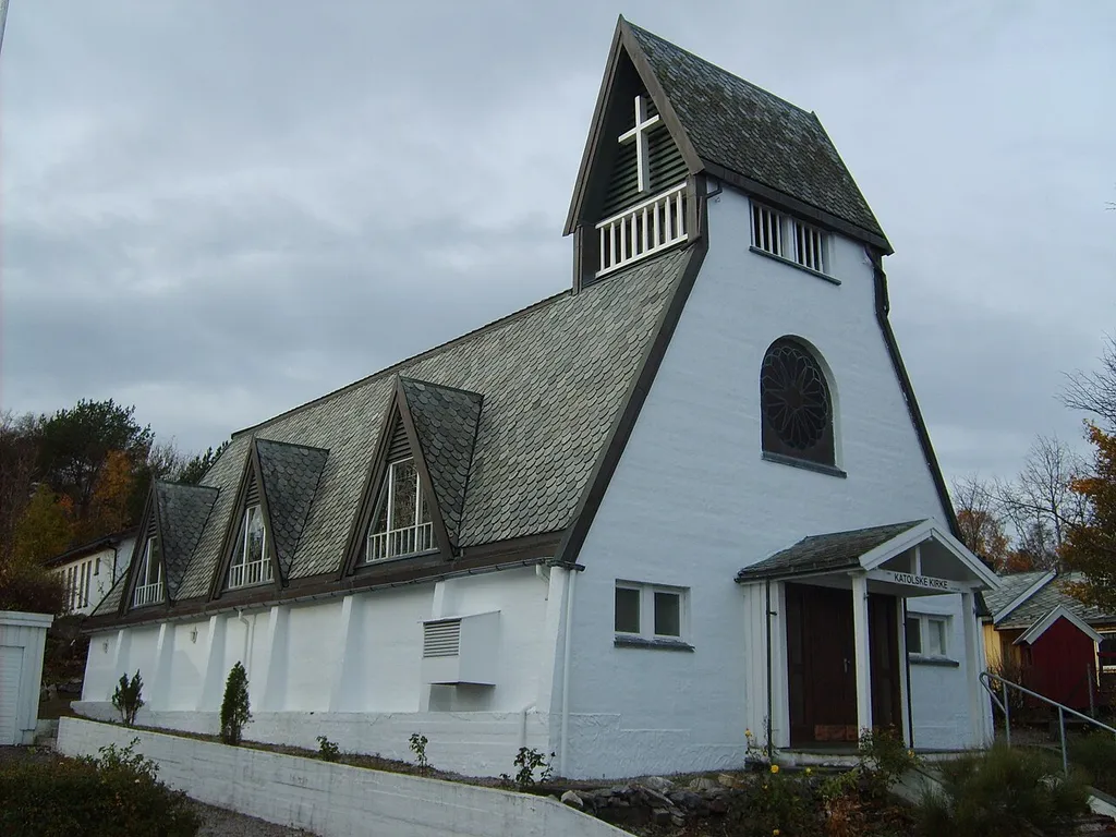St. Eystein katolske kirke i Kristiansund. Foto: Olve Utne, fra Lokalhistoriewiki.