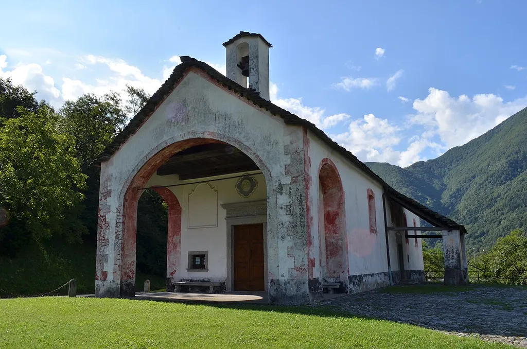 Chiesa Madonna delle grazie nella campagna di Maggia