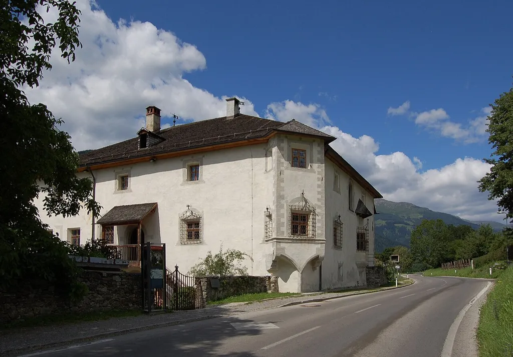 Die denkmalgeschützte Tammerburg in Patriasdorf 20 in Lienz. This media shows the protected monument with ObjektID 3017 in Austria. (Commons, de, Wikidata)