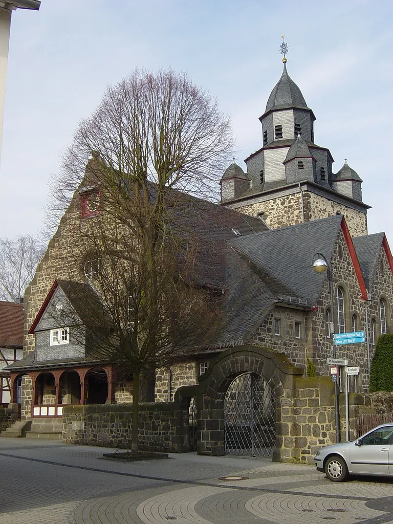Kirche in Leihgestern, Ortsteil von Linden (Hessen), Westansicht mit mit Eingangshalle und Tor