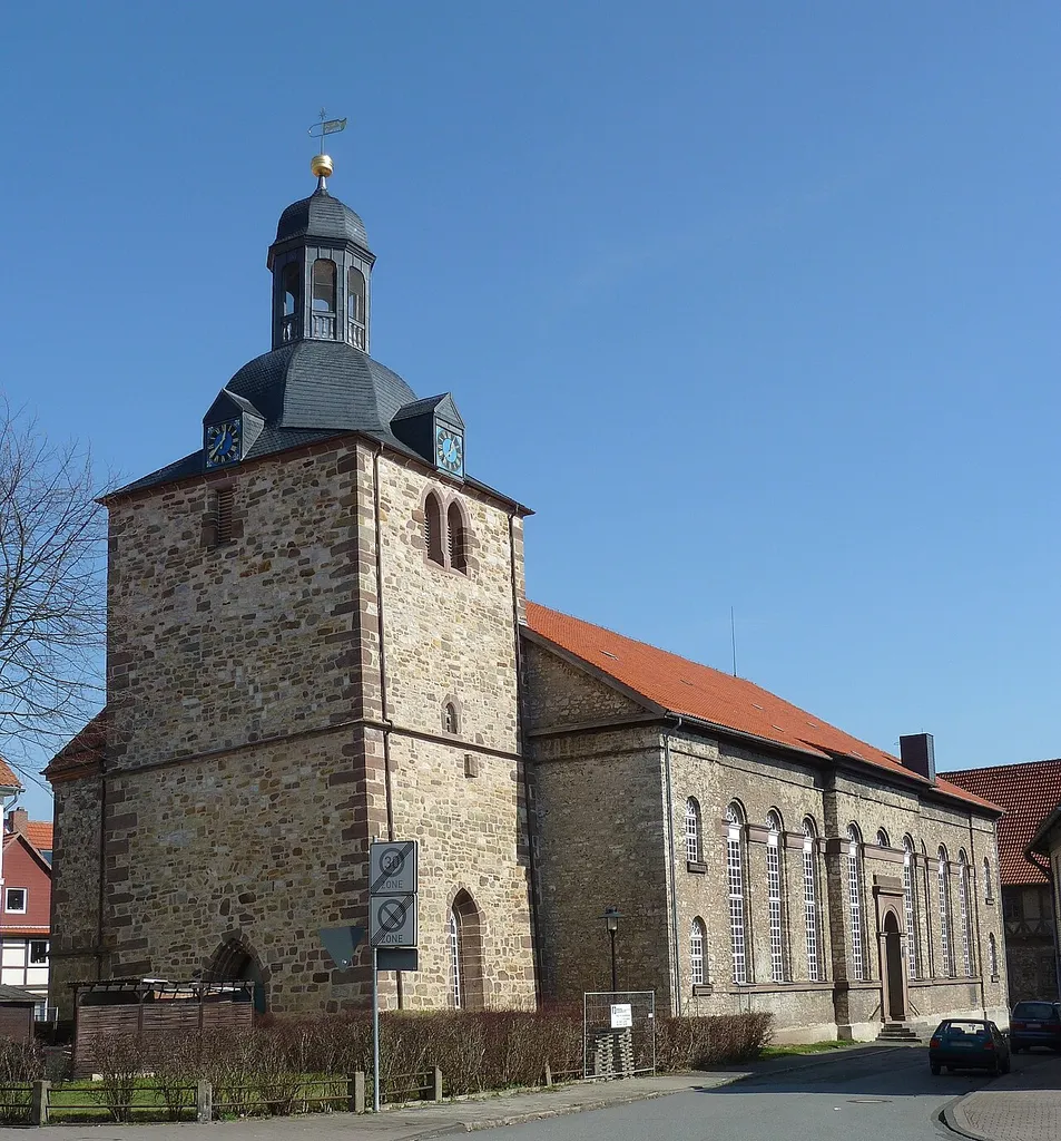 Ev.-luth. Liebfrauenkirche in Moringen, Landkreis Northeim, Südniedersachsen. Turm Ende 15. Jh., Kirchenschiff 1847-50 entsprechend dem Kirchenschiff in Dransfeld (Planung: Friedrich August Ludwig Hellner) erbaut. Heute zur Trinitatis-Kirchengemeinde Leine-Weper