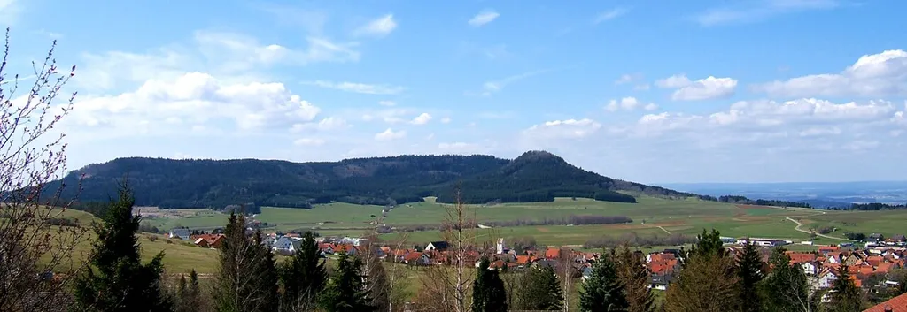 Blick über Deilingen zum Hochberg (links) + Oberhohenberg (rechts)