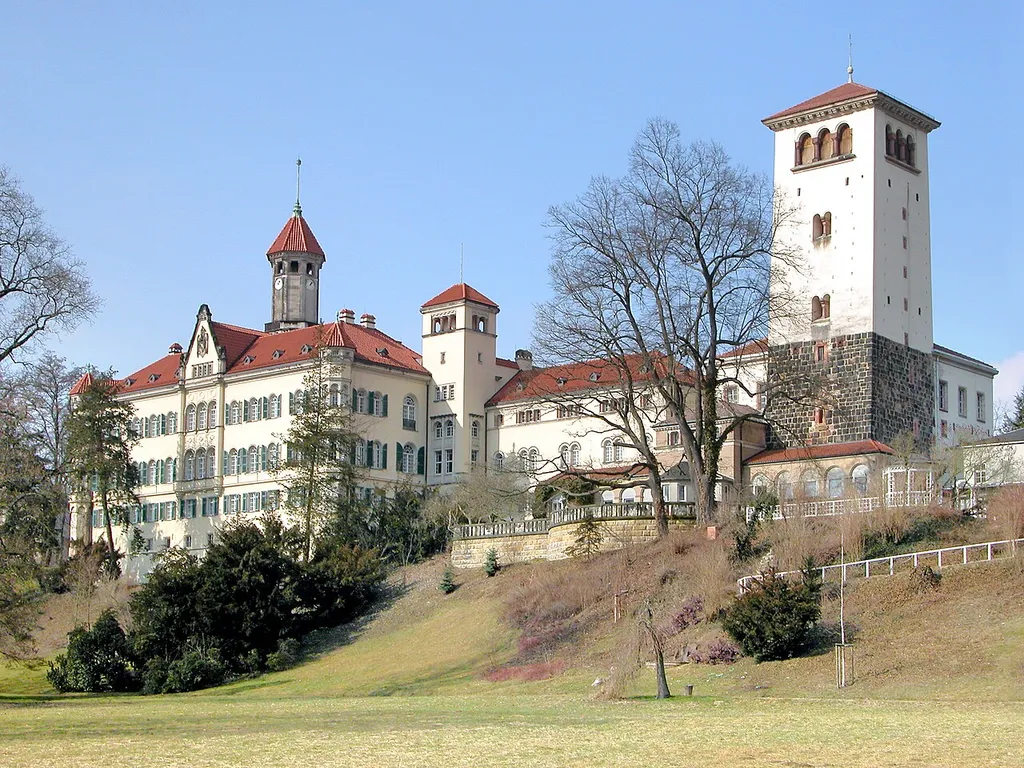 06.03.2012 08396 Waldenburg, Peniger Straße 10 (GMP: 50.875155,12.605512): Schloß, Mittelalterlicher Fürstensitz. Heutiger Bau von 1912. In der DDR Krankenhaus, heute Museum. Parkseite. [DSCNn3146.TIF]20120306035DR.JPG(c)Blobelt